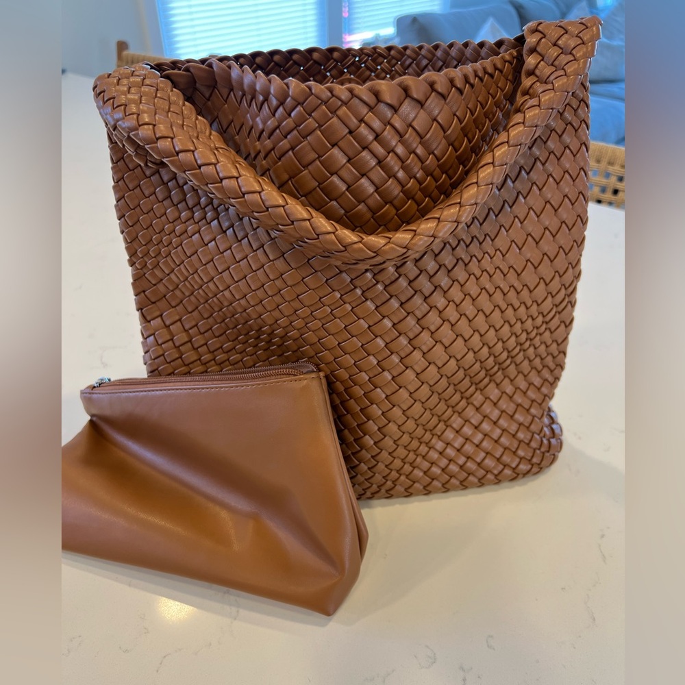 Faux leather shoulder bag + pouch